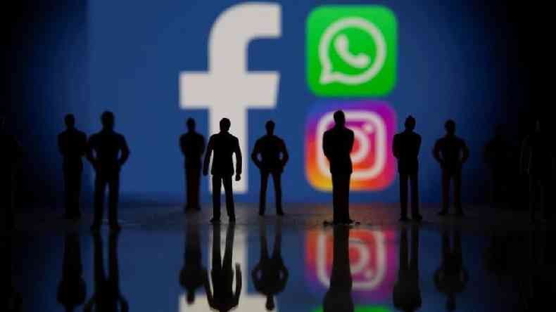 Sombras de bonecos em frente a logos do Facebook, WhatsApp e Instagram