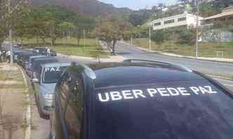 Carreata de motoristas do aplicativo Uber comeou na Praa do papa e pede fim da violncia(foto: Edsio Ferreira/EM/D.A PRESS)