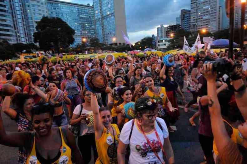 Manifestao de mulheres: elas representavam apenas 23% dos investidores em bolsa de valores no Brasil durante o ano passado(foto: Alexandre Guzanshe/EM/D.A Press 8/3/19)