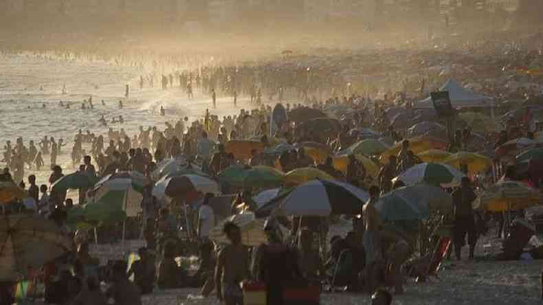 No vero, muitos brasileiros viajaram e foram s praias, que registraram cenas de intensa aglomerao(foto: Getty Images)