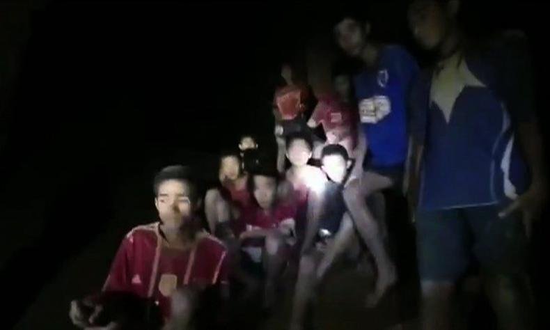 Os adolescentes e o t�cnicos receberam alimentos (energ�ticos) e agasalhos t�rmicos(foto: Handout / ROYAL THAI NAVY / AFP )