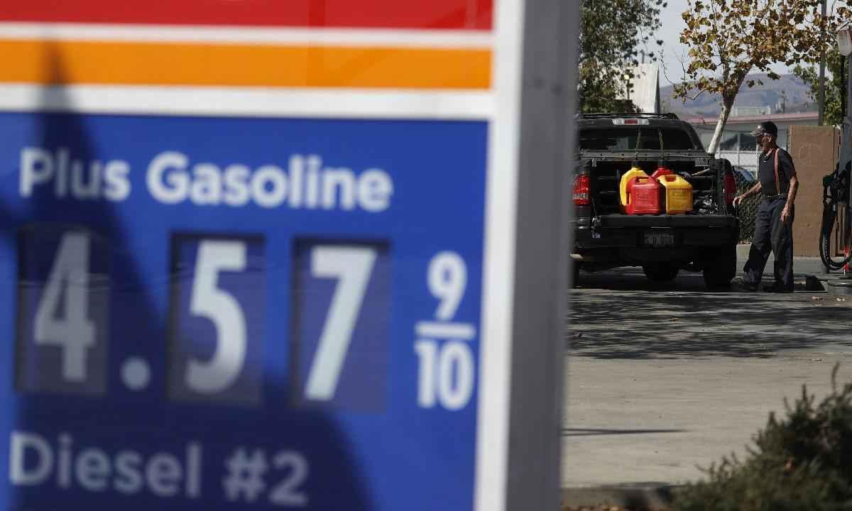 Alta no preço da gasolina nos EUA pressiona Biden. Entenda