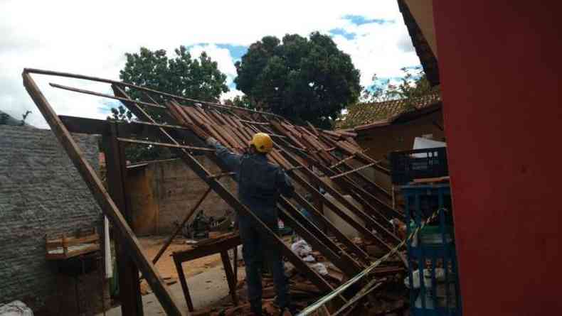 O telhado estava localizado na rea externa da casa(foto: Corpo de Bombeiros/Divulgao)