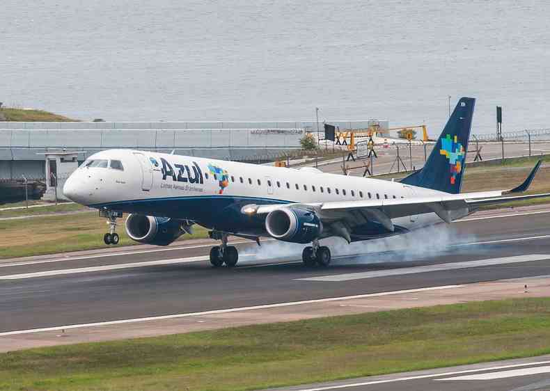 Avio da Azul aterrisa no Aeroporto Santos Dumont