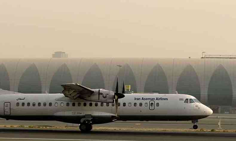 Aeronave da companhia Aseman Airlines, pousando em Dubai em julho de 2008(foto: AFP / MARWAN NAAMANI )