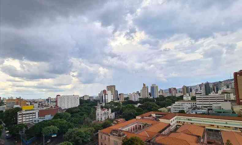 WhatsApp/Reproduo(foto: Tempo fechado na tarde desta segunda-feira na Regio Centro-Sul de BH )