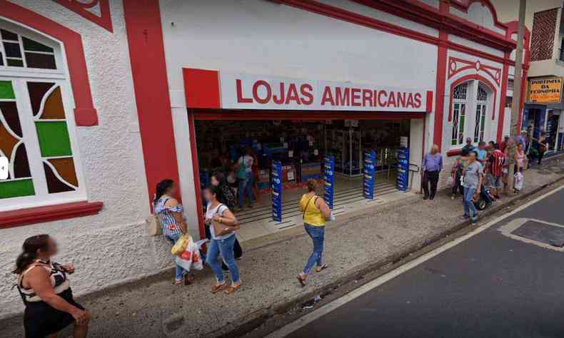 fachada da Lojas Americanas, branca e vermelha, no centro de Uberaba