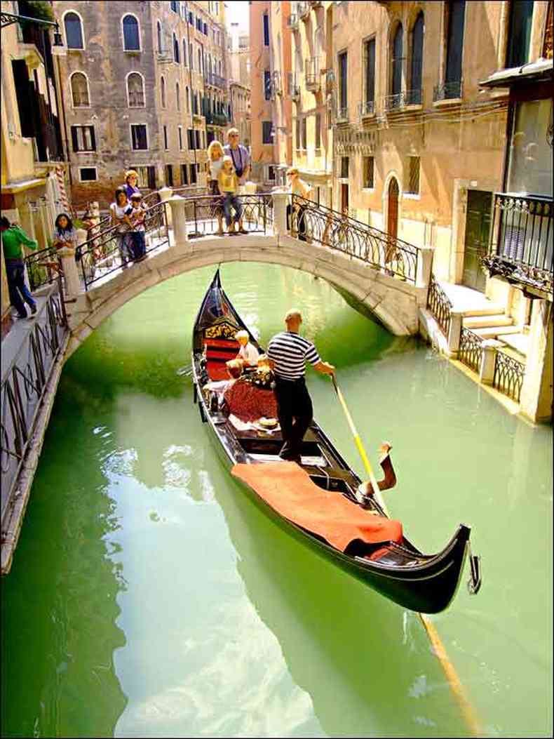 O verdadeiro charme de Veneza so as gndolas. Elas flutuam sobre as guas dos canais da mais icnica cidade italiana