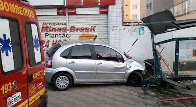 A condutora contou aos policiais que foi surpreendida por um carro que entrou na Avenida Cula Mangabeira sem respeitar a parada obrigatria, por isso perdeu o controle da direo (foto: Assessoria de Comunicao do 7 BBM)