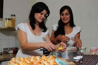 D�bora de Oliveira e Juliana Rezende, amigas e s�cias da Doce Requinte: oportunidade (foto: T�lio Santos/EM/D.A/Press)