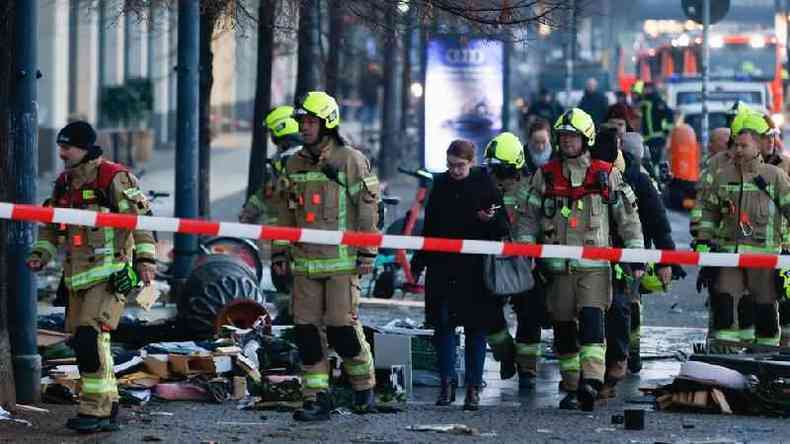 Equipes de emergncia trabalham aps rompimento do aqurio AquaDom na rua em frente ao hotel em Berlim