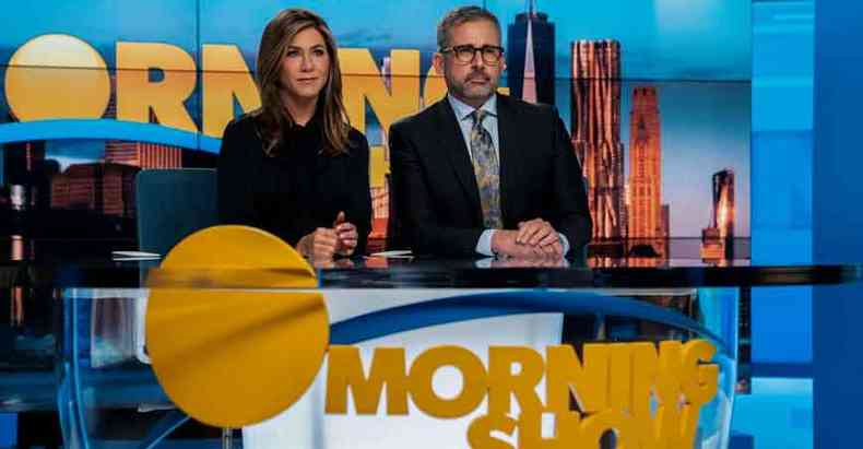 Jennifer Aniston e Steve Carell dividem a bancada de telejornal na srie do catlogo da iniciante no streaming Apple TV (foto: AppleTV/Divulgao)