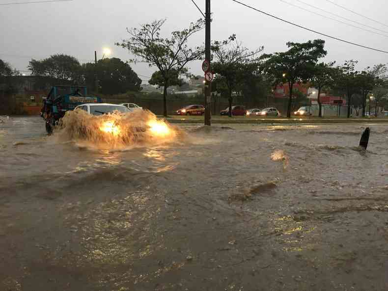 alagamento na avenida Francisco Firmo de Matos com rua Rio Jurua, bairro Novo Riacho