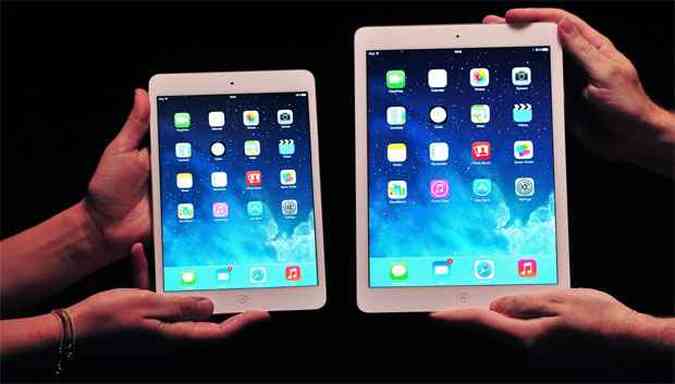 O novo iPad Air ( direita) e o iPad Mini apresentados pela Apple (foto: AFP PHOTO/CARL COURT )