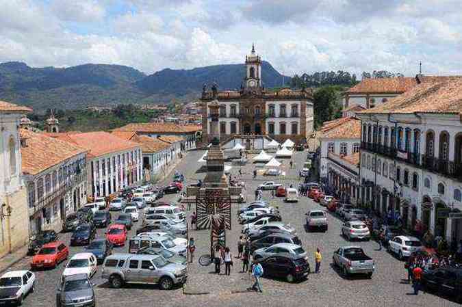 Com carros parados por todos os lados, trfego ficou mais confuso na principal praa da antiga capital de Minas. Reconduzido ao cargo por liminar, prefeito promete retomar a proibio na prxima semana(foto: EULER JNIOR/EM/D.A PRESS)