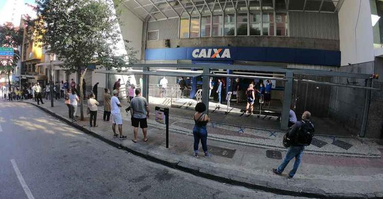 Fila para recebimento de beneficios na Caixa: nova parcela começa a ser paga(foto: Edésio Ferreira/em/D.A Press - 2/5/20) Fila para recebimento de beneficios na Caixa: nova parcela começa a ser paga(foto: Edésio Ferreira/em/D.A Press - 2/5/20)