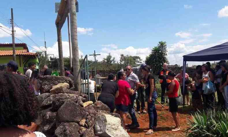 Enterro ocorreu no Cemitrio Recanto da Saudade, que fica ao lado do centro de operaes montado pelas autoridades no campo do Crrego do Feijo(foto: Sidney Lopes/EM/DA Press)
