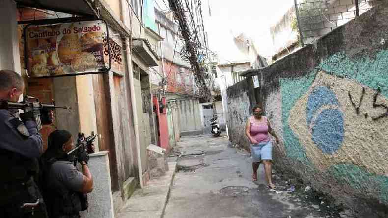 Uma operao da Polcia Civil na comunidade do Jacarezinho, no Rio, terminou com 29 mortos na semana passada(foto: Reuters)