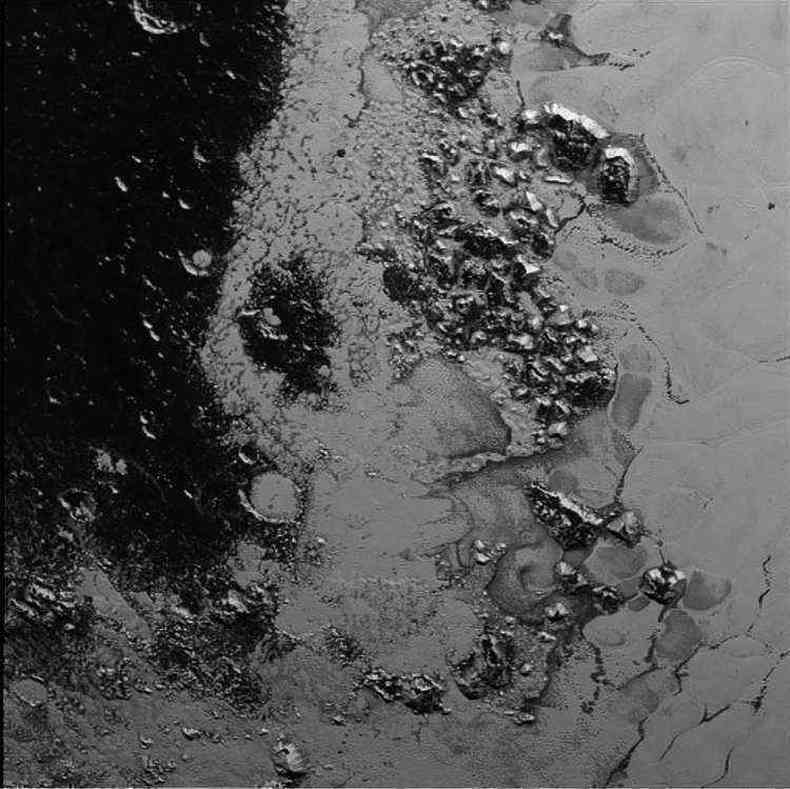 Cordilheira recm-descoberta  margem sudeste de Pluto, em foto divulgada pela Nasa(foto: AFP PHOTO HANDOUT-NASA/JHUAPL/SWRI)