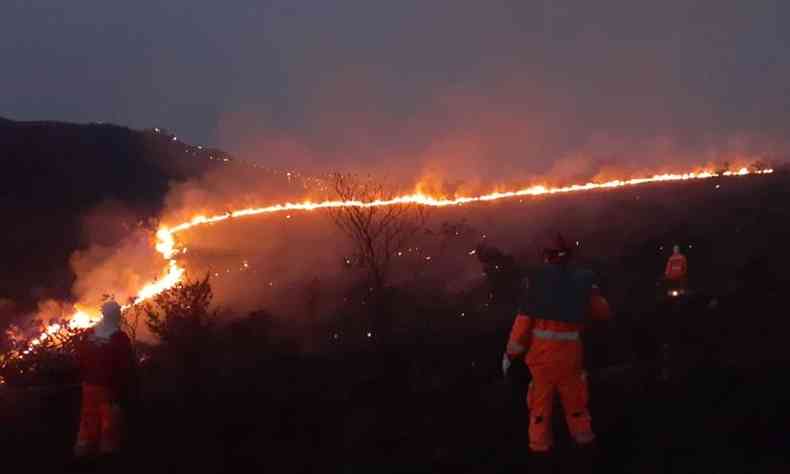Incndio na Gruta Rei do Mato j destruiu o equivalente a 196 campos de futebol(foto: CBMG/Divulgao)