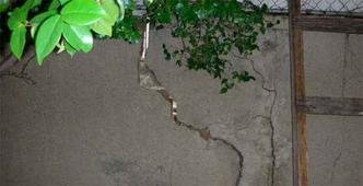 Foto mostra rachadura em um dos muros do Edifício Ouro Preto 2, ainda em 2010(foto: Marcon Arquitetura e Engenharia/Divulgação) Foto mostra rachadura em um dos muros do Edifício Ouro Preto 2, ainda em 2010(foto: Marcon Arquitetura e Engenharia/Divulgação)