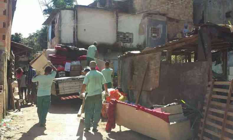 Moradores retiraram pertences dos imveis nesta manh (foto: Paulo Filgueiras/EM/D.A Press)