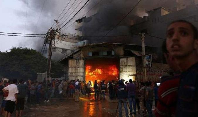 F�brica de sab�o atingida por ataque israelense em Gaza neste domingo; guerra j� matou mais de duas mil pessoas, sendo 447 crian�as e adolescentes (foto: AFP PHOTO/MOHAMMED ABED )