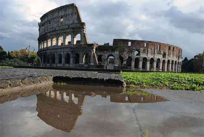 Inclinao em uma das laterais do Coliseu fez com que especialistas avaliassem sua estrutura(foto: AFP PHOTO / FILES / TIZIANA FABI )