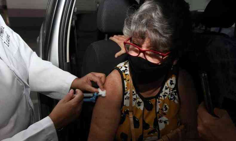 Antnia de Aparecida Bomtempo, de 64 anos, vacinada no drive-thru do shopping Boulevard, em BH(foto: Jair Amaral/EM/D.A Press)