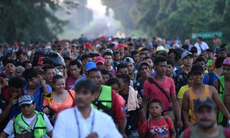 Imigrantes hondurenhos seguem em direo aos EUA na estrada que liga Ciudad Hidalgo e Tapachula, estado de Chiapas, no Mxico(foto: PEDRO PARDO/AFP )