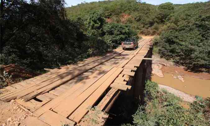 Ponte na estrada de Berilo, com tbuas soltas e sem proteo(foto: Jair Amaral/EM/D.A Press)