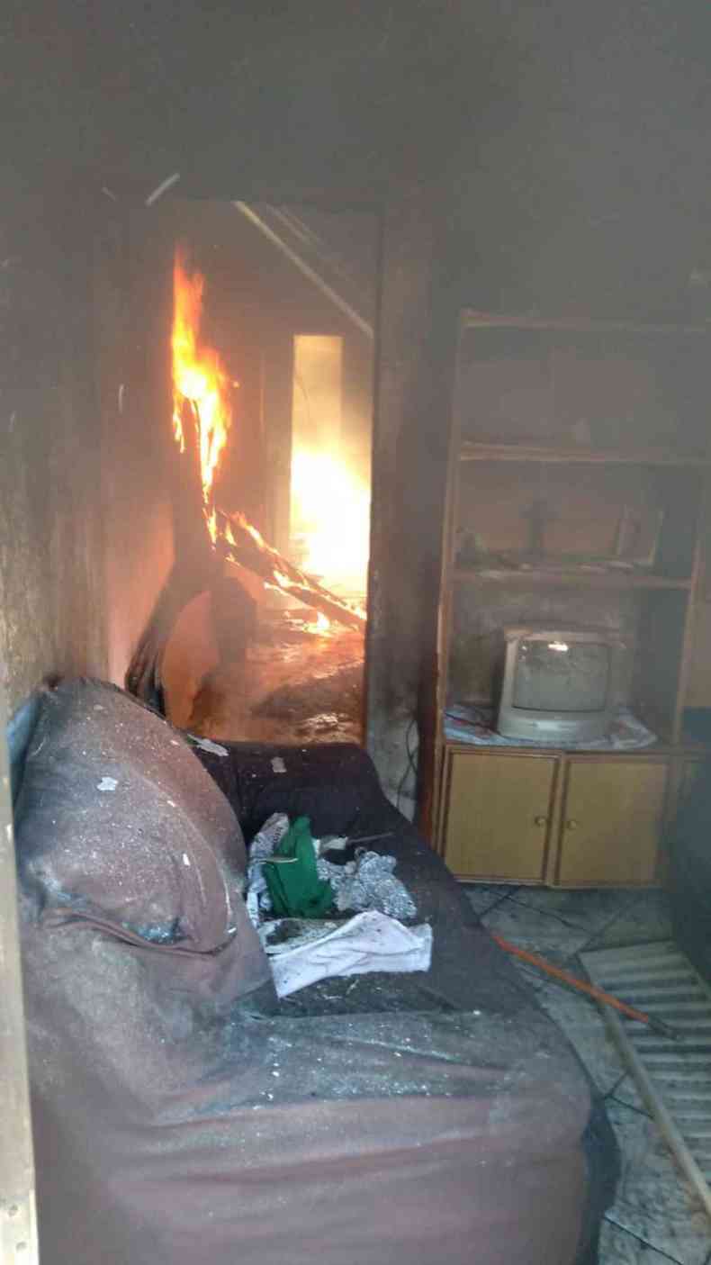 Homem coloca fogo em casa em Varginha