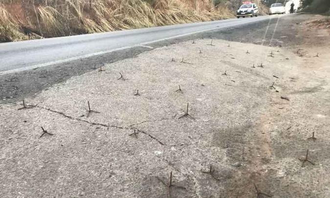 Miguelitos foram espalhados em ruas da região para estourar pneus de viaturas(foto: Reprodução da Internet/Whatsapp) Miguelitos foram espalhados em ruas da região para estourar pneus de viaturas(foto: Reprodução da Internet/Whatsapp)
