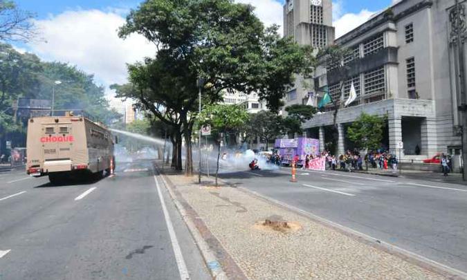 Ato de segunda-feira terminou após PM dispersar o grupo com bombas de gás, de efeito moral, e jatos de água. Manifestantes fechavam totalmente a Avenida Afonso Pena(foto: Gladyston Rodrigues/EM/D.A Press) Ato de segunda-feira terminou após PM dispersar o grupo com bombas de gás, de efeito moral, e jatos de água. Manifestantes fechavam totalmente a Avenida Afonso Pena(foto: Gladyston Rodrigues/EM/D.A Press)