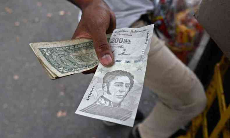 Homem mostra nota de 200 mil bolvares, moeda da Venezuela, que vive crise e hiperinflao(foto: Federico PARRA / AFP)