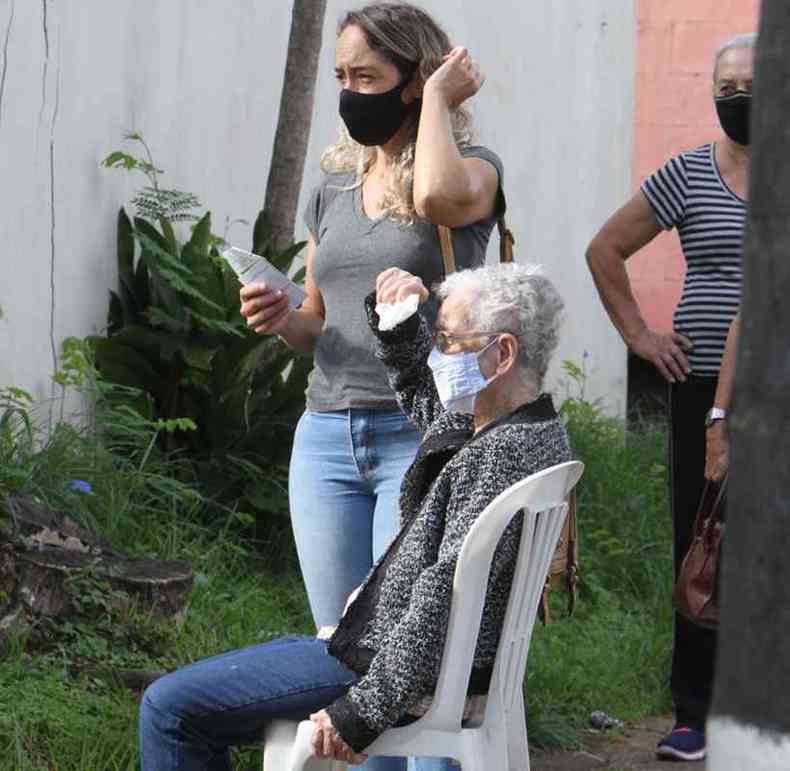 Para quem recebeu a segunda dose veio o alvio, como para Maria do Rosrio Melo, de 86 anos(foto: Edsio Ferreira/EM/D.A.Press)