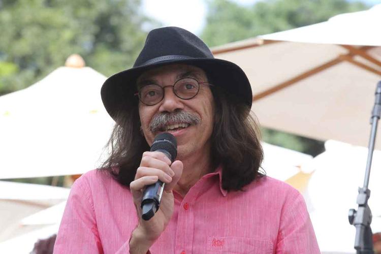 o escritor João Batista Melo olha para a câmera
