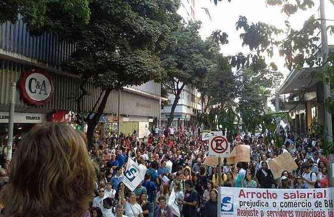 Servidores municipais reunidos na Rua Rio de Janeiro, no Centro(foto: Sindibel/Divulgao )