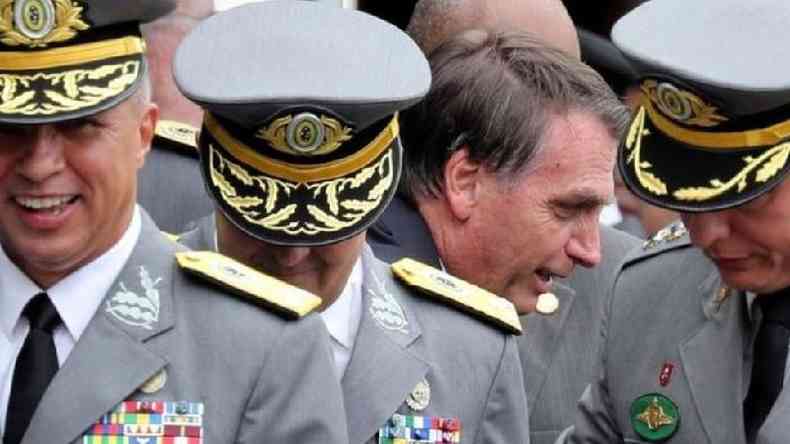 Jair Bolsonaro em meio a militares