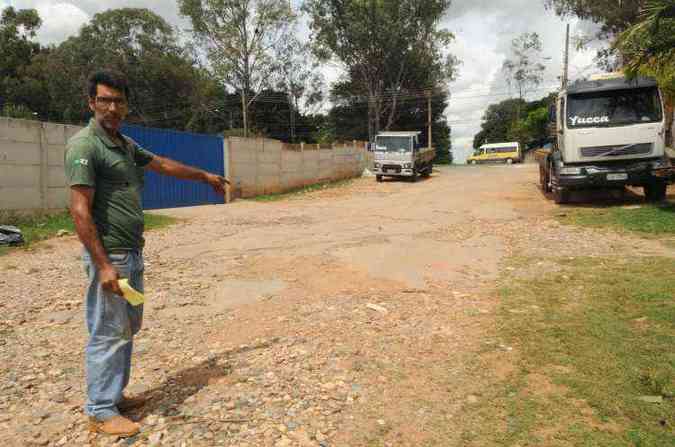 O empresrio Antnio Meireles gastou R$ 9 mil para pavimentar trecho em frente  sua empresa(foto: Jair Amaral/EM/D.A.Press)