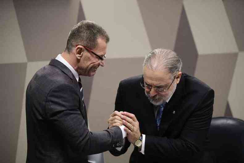 Aps momento tenso, Augusto Aras e Fabiano Contarato se cumprimentaram (foto: Pedro Frana/Agncia Senado)