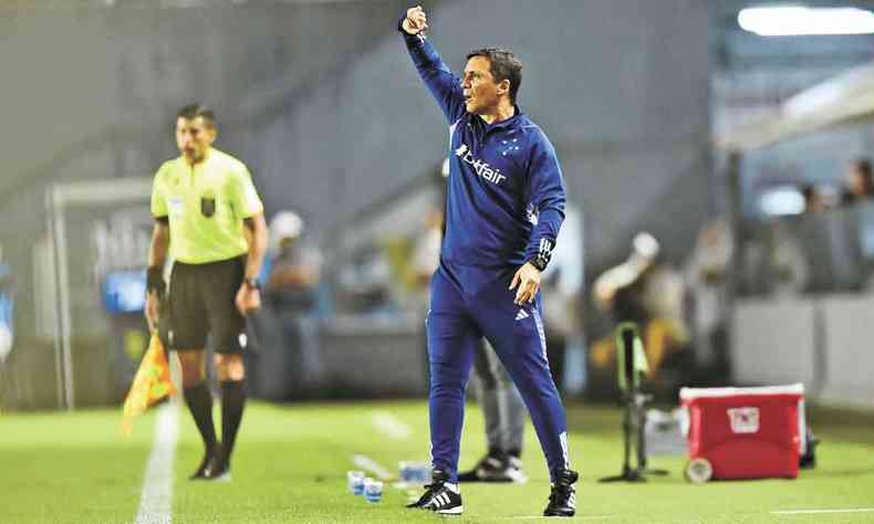 O tcnico Z Ricardo no primeiro jogo no comando do Cruzeiro na Vila Belmiro