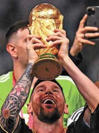Messi levanta a troféu de campeão, símbolo que encerra de vez a desconfiança e os adjetivos pejorativos recebidos por suposta falta de intensidade em campo(foto: KUDRYAVTSEV / AFP) Lionel Messi levanta a troféu de campeão