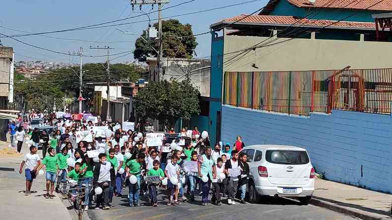 Manifestantes na porta da Escola Municipal Arnaldo Ziller