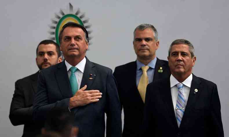 No que o amigo do Queiroz no sonhe e no deseje se tornar o Hugo Chvez do Brasil