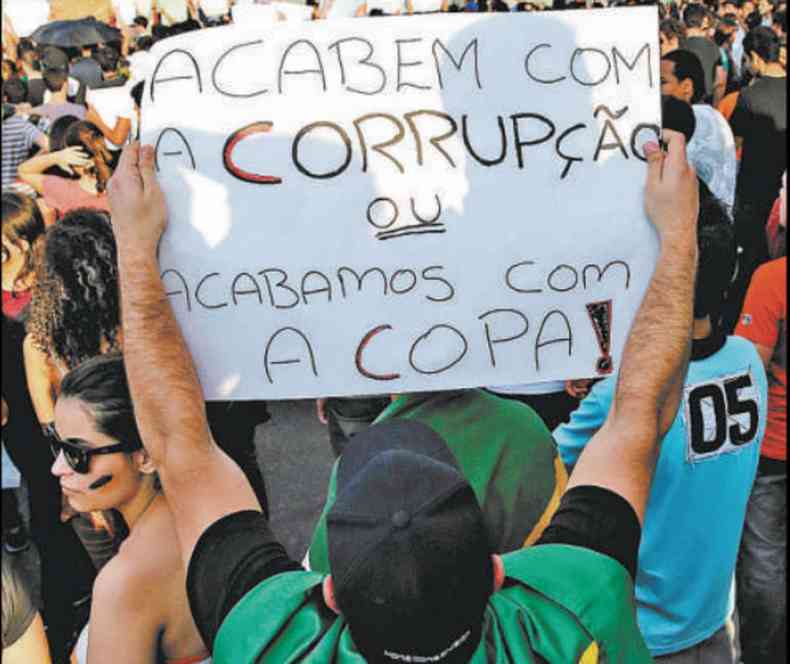 Manifestantes com cartazes contra a corrupo e a PEC 37, que tirava do Ministrio Pblico a competncia para investigar crimes 