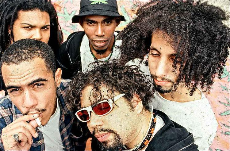 Msicos da primeira formao da banda Planet Hemp olham para a cmera