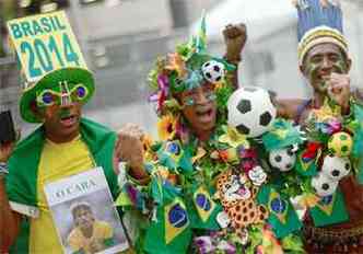 Do lado de fora do Maracan j h fs de futebol aguardando o jogo(foto: AFP PHOTO / CHRISTOPHE SIMON )