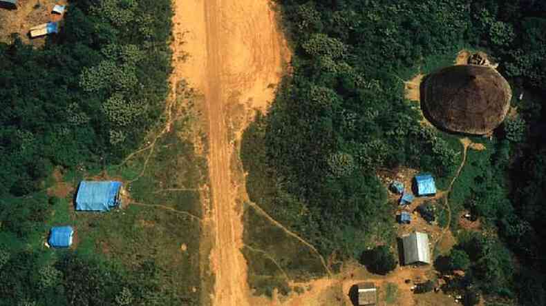 Pista de pouso em terra yanomami que  usada por garimpeiros ilegais