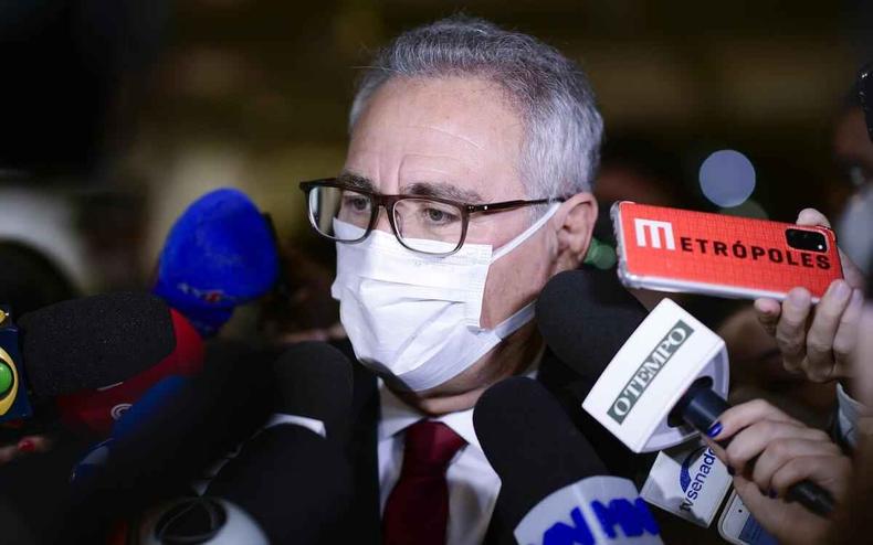 Renan Calheiros  rodeado de reprteres 